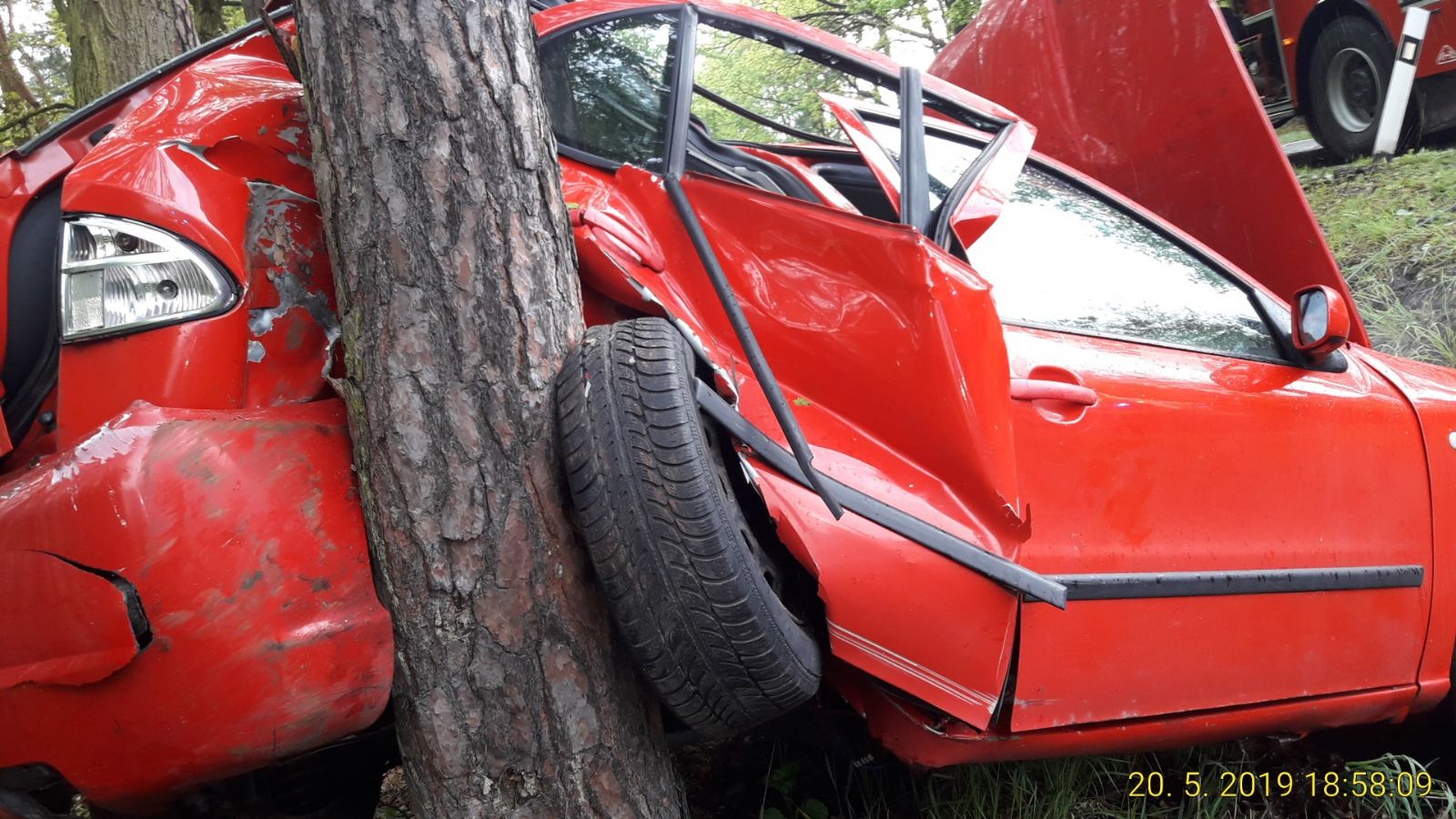 obrázek: Ve Vodním Újezdu skončilo auto ve stromě