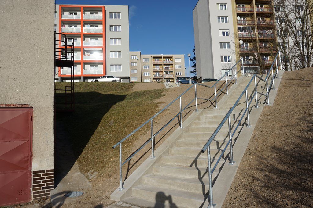 obrázek: Ve Waltrově ulici mají opravený chodník i se schodištěm