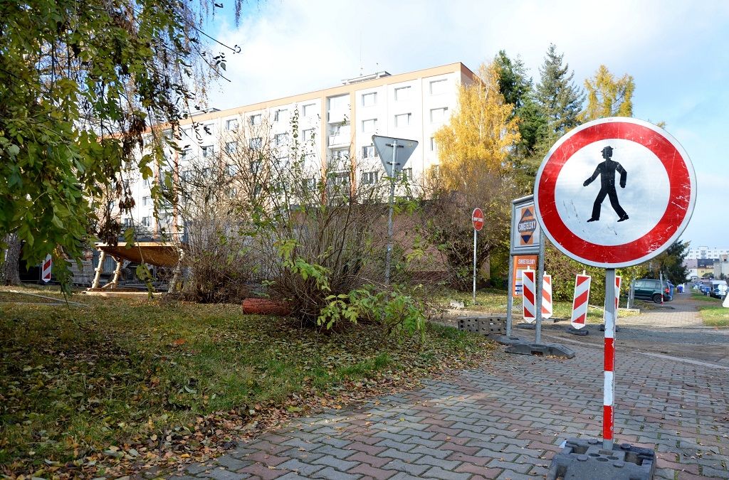 obrázek: Vnitroblok v plzeňské Smrkové ulici prochází úpravami