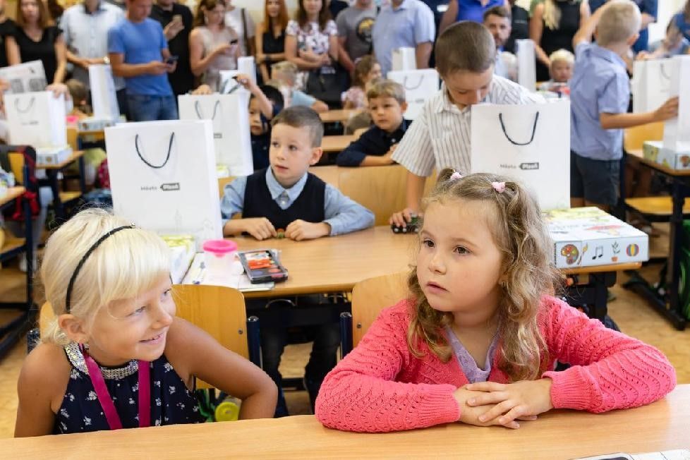 obrázek: V Plzni přibylo prvňáčků, do lavic jich usedlo téměř 1 800