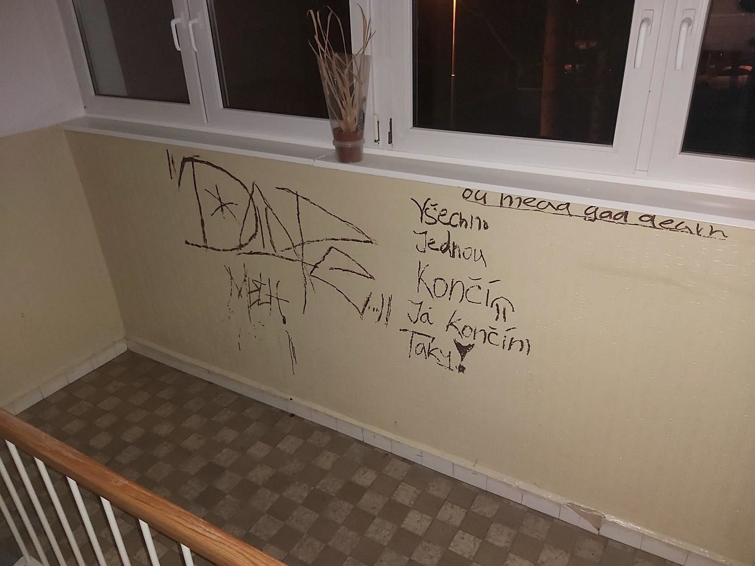 obrázek: Všechno jednou končí, já taky, psal na zeď v paneláku