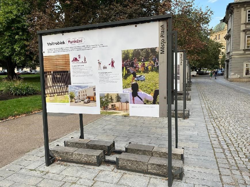 obrázek: Výstava před vědeckou knihovnou představuje fenomén vnitrobloků