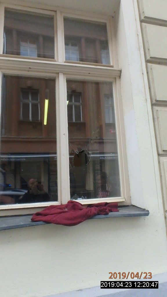obrázek: Vztek si Plzeňačka vybila na okně úřadu