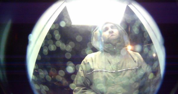 obrázek: Z auta ukradl platební kartu a brýle. Nepoznáte muže na fotce?