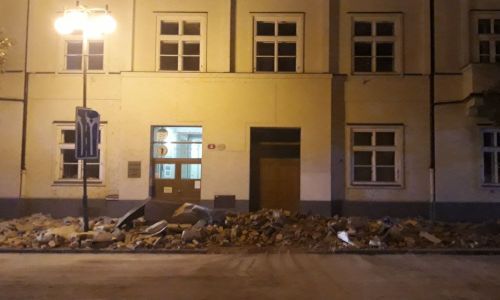 obrázek: Z budovy lékařské fakulty se zřítila římsa
