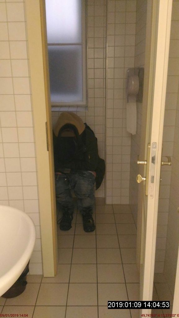 obrázek: Z pánských toalet plzeňské knihovny rovnou na záchytku
