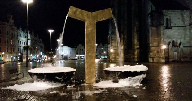 Za napěněnou kašnu na náměstí v Plzni padlo obvinění