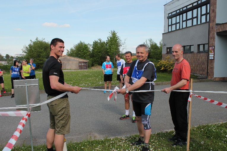 obrázek: Západočeská univerzita běžela s rektorem, ten zdolal i stěnu