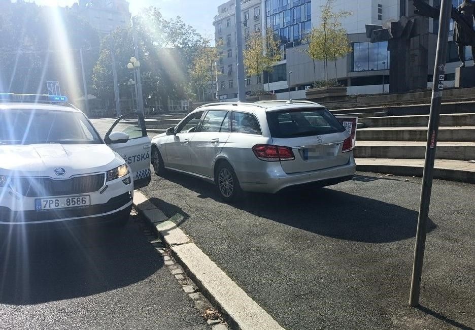 obrázek: Zásobovat kavárnu vyrazila autem po chodníku. Neprošlo jí to