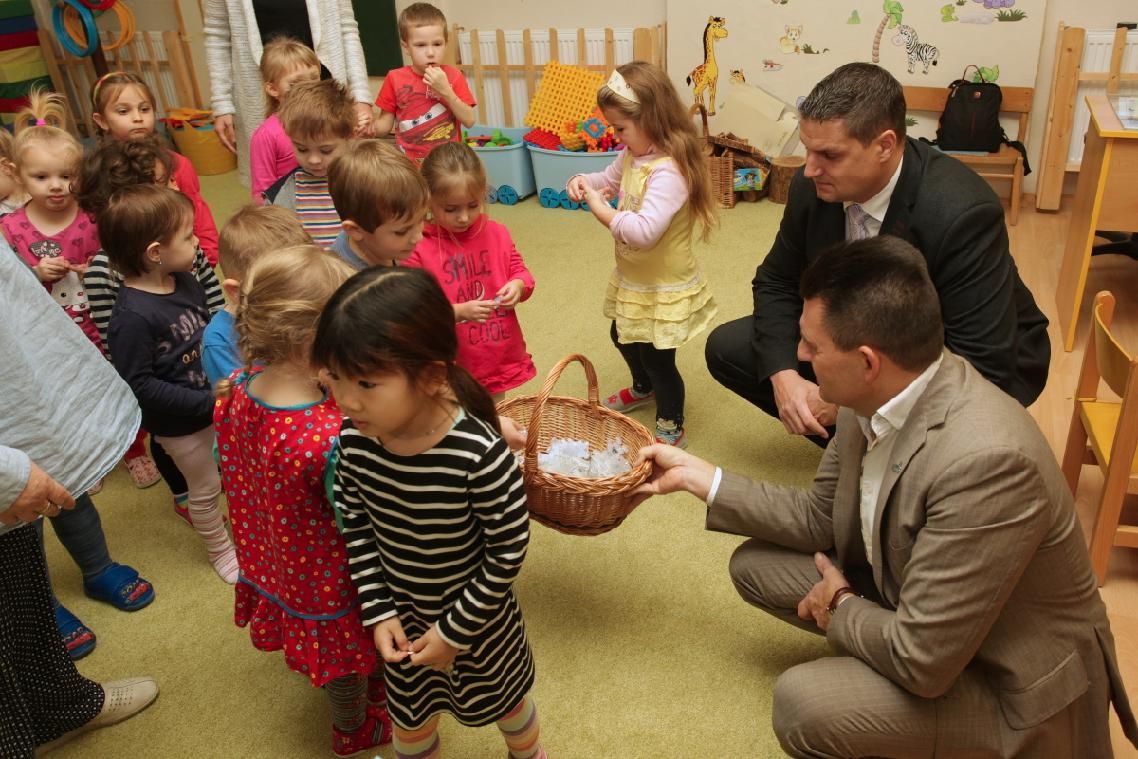 obrázek: Zastupitelé zastoupili Mikuláše a nadělovali dětem