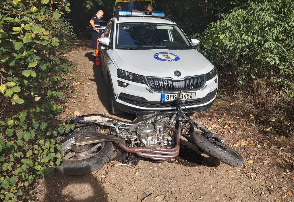 Zdrogovaný motorkář havaroval a na útěku ho zastavila až strážníkova zbraň 