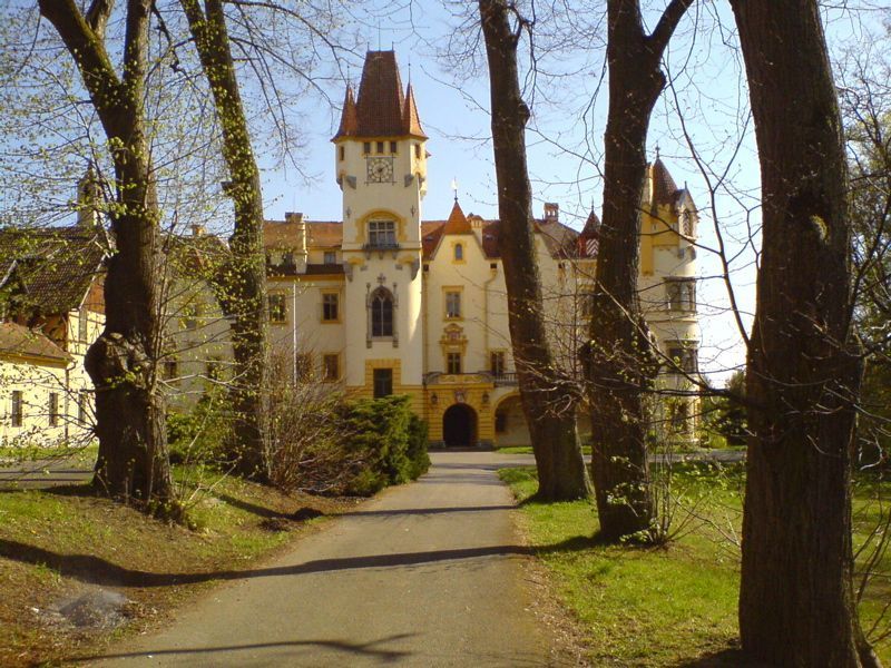 Žinkovy, Mirošov. V kraji jsou na prodej zámky
