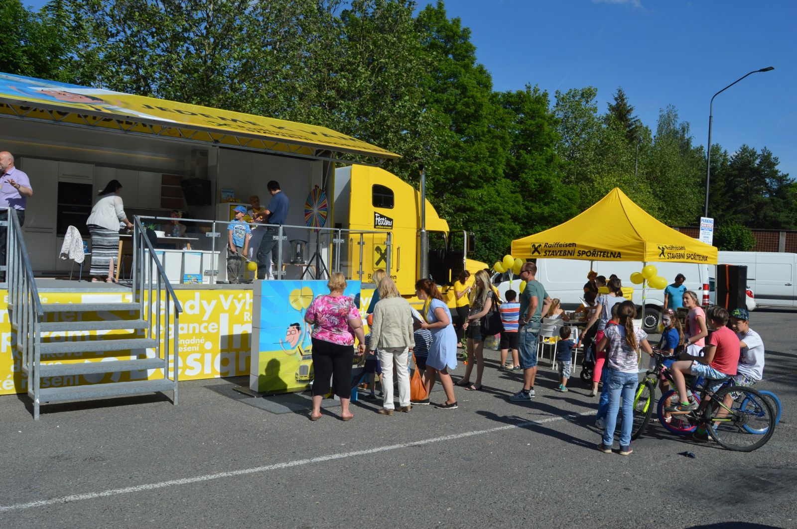obrázek: Žlutý kamion přivezl do Plzně festival lepšího bydlení
