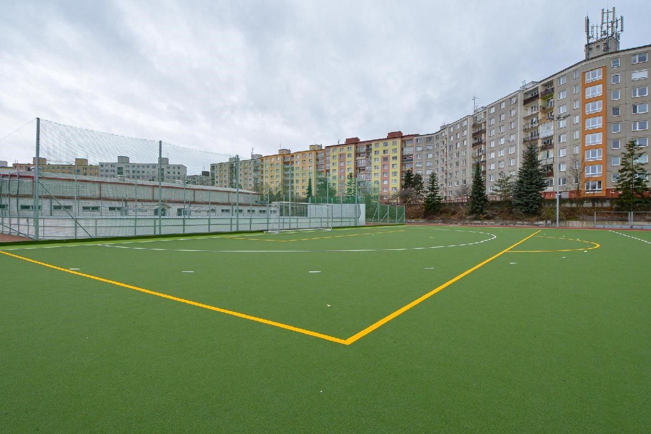 obrázek: Zrekonstruované hřiště u 4. ZŠ využijí žáci i pozemní hokejisté