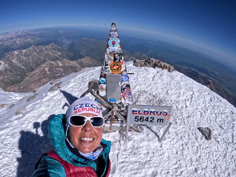 obrázek: Zubařka Perglerová z Přeštic vystoupala na Elbrus a má Korunu planety
