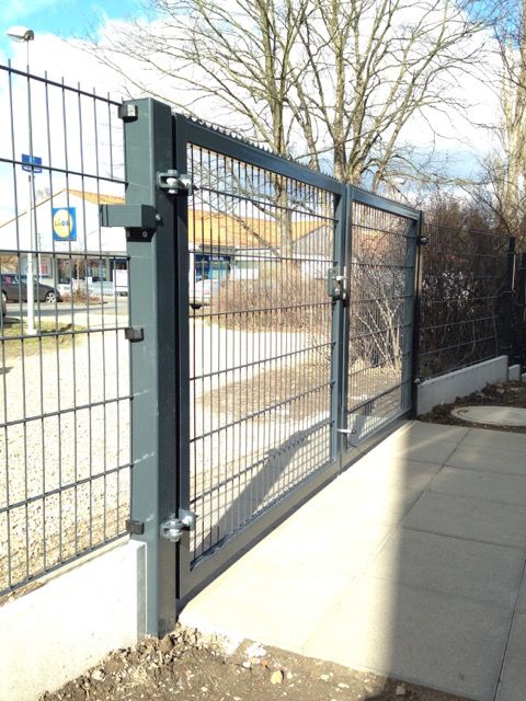 Sháníte pevné panelové oplocení bytového domu?