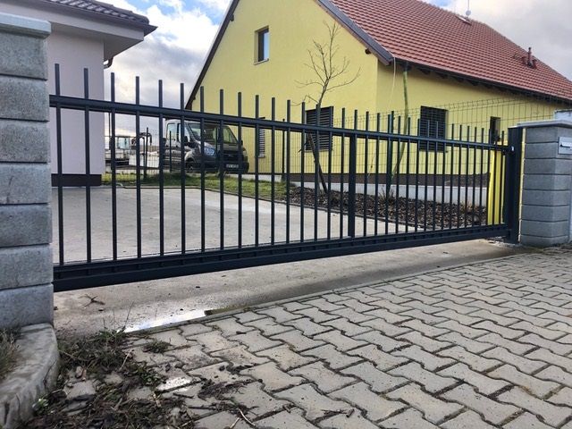 Tyčkové oplocení rodinného domu v Rokycanech