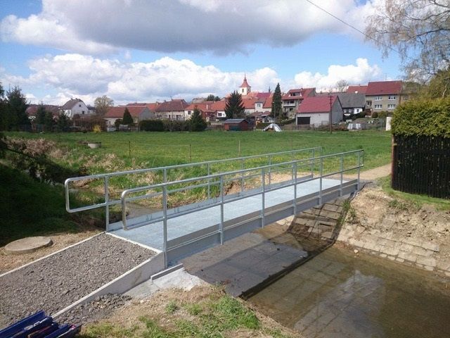 Výroba a osazení lávky přes potok v Mýtě