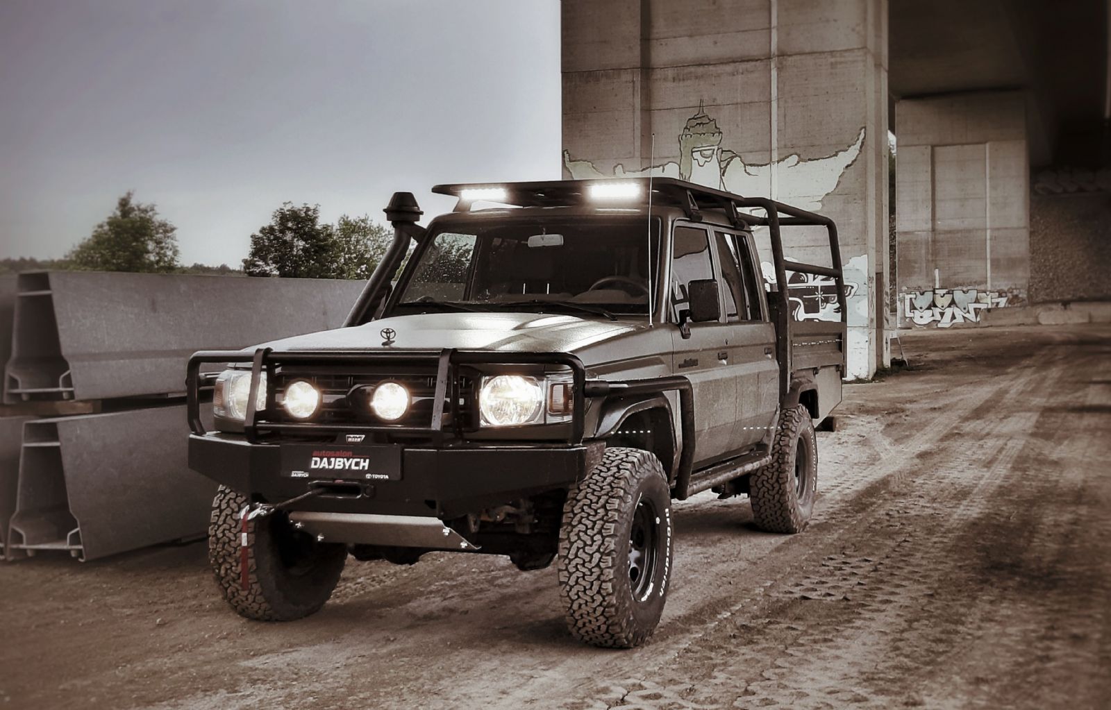 obrázek: LOVECKÝ LAND CRUISER 79