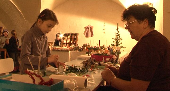 Adventní dílny nabízejí výrobu zajímavých vánočních dekorací - video