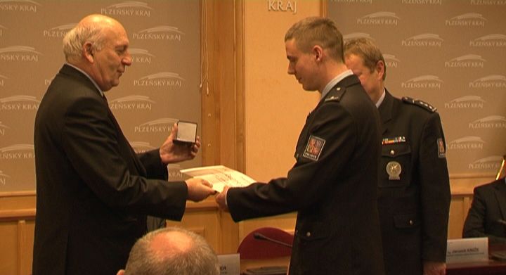 Hejtman Plzeňského kraje ocenil 24 policistů - video