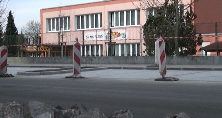 PLZEŇSKÁ 1: 54. mateřská škola bude mít nové parkoviště