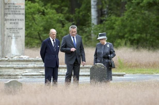 obrázek: Alžběta navštívila tábor, který před 70 lety osvobodili Britové