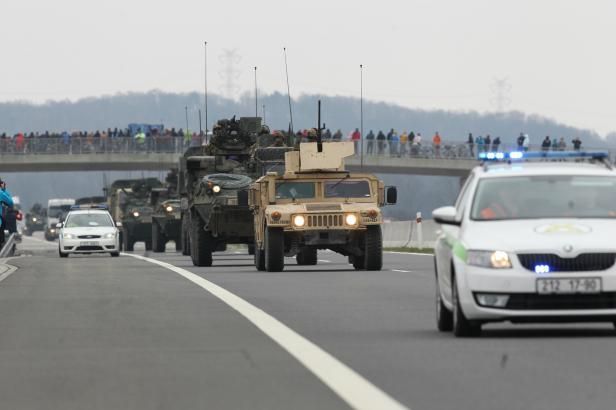 obrázek: Američtí dragouni v Česku: Silnice lemovaly tisíce lidí, odpůrci byli v menšině