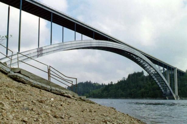 obrázek: Auta se na zimu vracejí na Žďákovský most, kamiony musí stále přes Písek