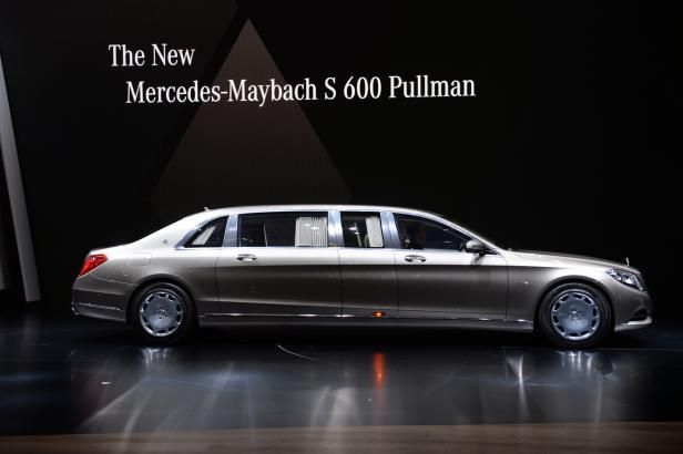 obrázek: Auta se sjíždějí do Ženevy. Autosalon začíná