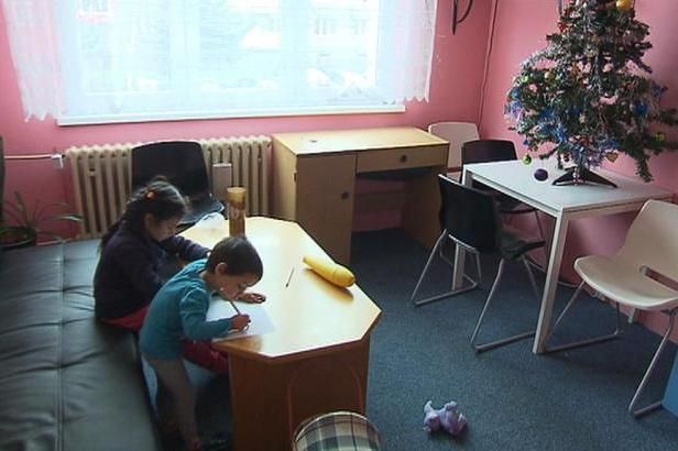 obrázek: \nAzylový dům – pro některé rodiny jediná šance prožít Vánoce společně\n