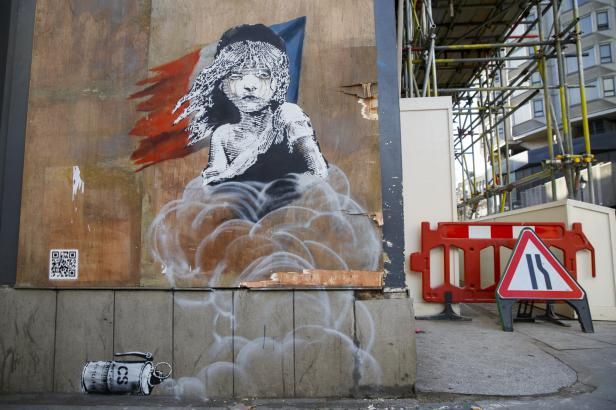 obrázek: Banksy podpořil uprchlíky: Dívku z Bídníků rozplakal slzný plyn