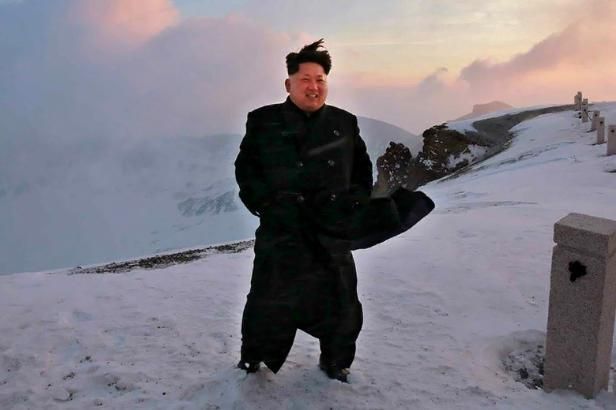 obrázek: Bez maček a lana: Kim zdolal nejvyšší horu v obleku, zimníku a lakýrkách