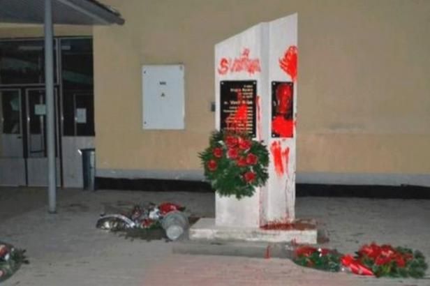 obrázek: Biľakovu bustu nejdřív polili červenou barvou, teď zmizela