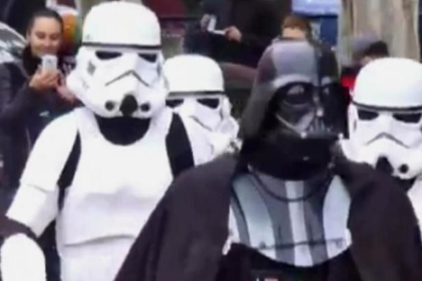 obrázek: Bizarní volby v Oděse: Žvejkal dostal pokutu, Darth Vader málem nehlasoval