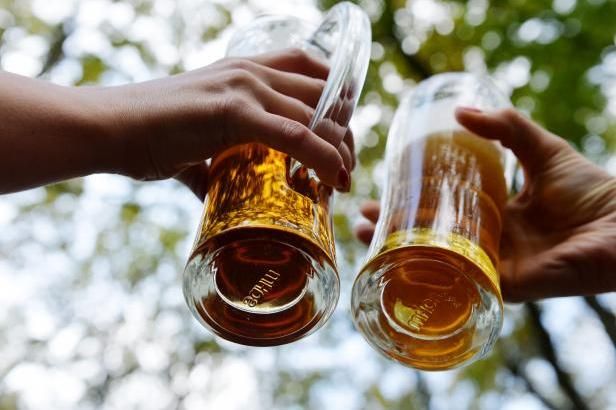 obrázek: Boj o puk na ledě, na stadionu zas o pivo. Jaká značka vyhraje?