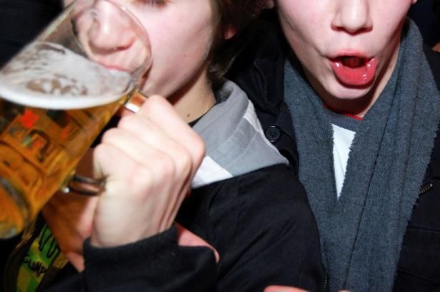 obrázek: \nBoj s alkoholem a hazardem přitvrzuje, nově v protidrogové strategii\n