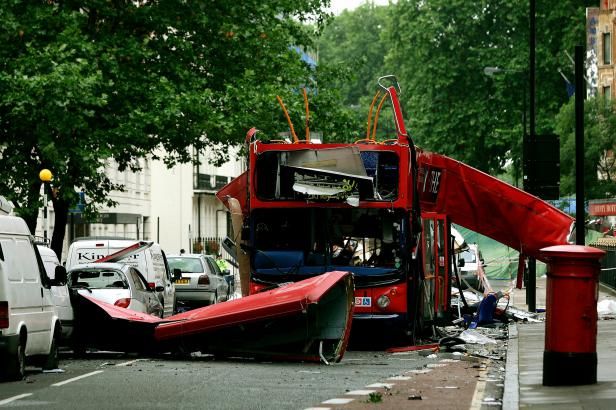 obrázek: Britský pár odsouzen za přípravu atentátu k 27 a 25 letům vězení