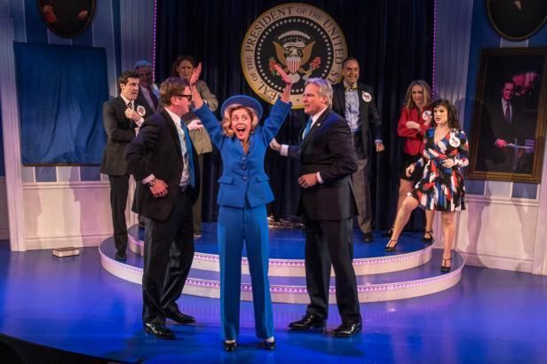 obrázek: Broadway tančí a zpívá v rytmu skandálů Billa a Hillary