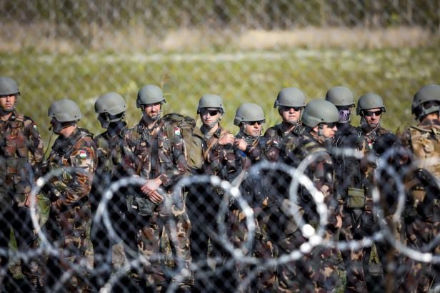 obrázek: Budapešť přitvrzuje, hranice mají chránit tisíce vojáků s tanky