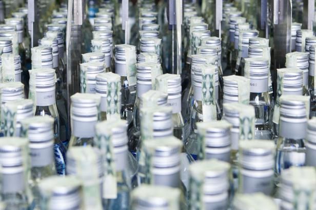 obrázek: Celníci zadrželi stovky litrů nekolkovaného alkoholu