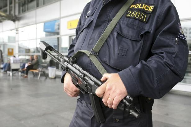 obrázek: Česko po útocích zpřísnilo kontroly, vnitro může nasadit i armádu