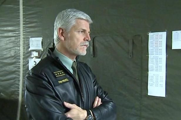 obrázek: Český generál usedá ve velení NATO