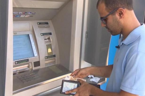 obrázek: Cesta do práce vede kolem bankomatu. Čekáme na lepší dny, hlásí Řek