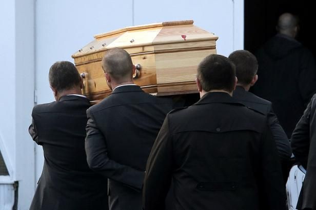 obrázek: Charb raději zemřel vestoje, než aby žil na kolenou