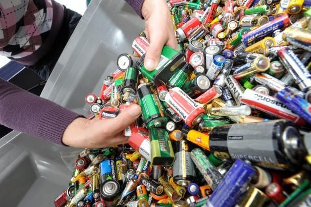 obrázek: Chemikálie do popelnice nepatří. Podle EU mají Češi třídit víc baterií