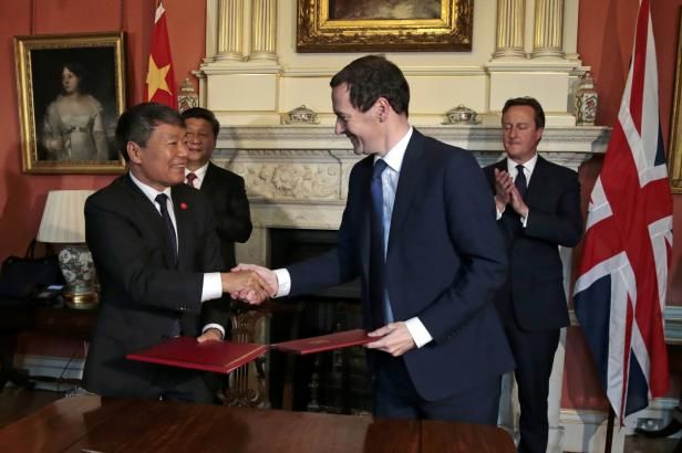 obrázek: Čína investuje v Británii desítky miliard liber. Kupuje si přehlížení Tibetu, tvrdí aktivisté