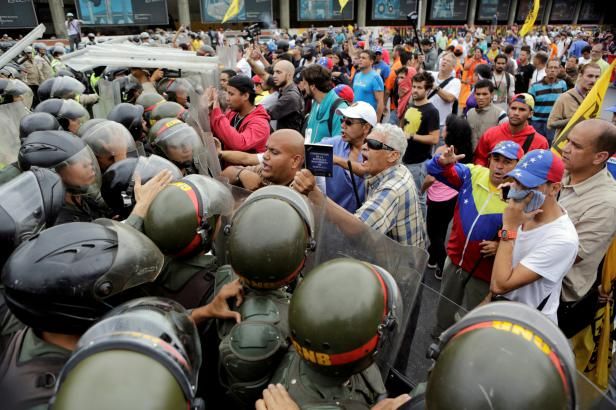 obrázek: Cukr došel, Coca-Cola pozastaví výrobu v rozbouřené Venezuele