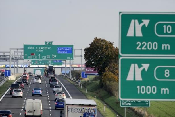 obrázek: \nDálnice D11 bude širší, jako druhá dostane u Prahy šest pruhů\n