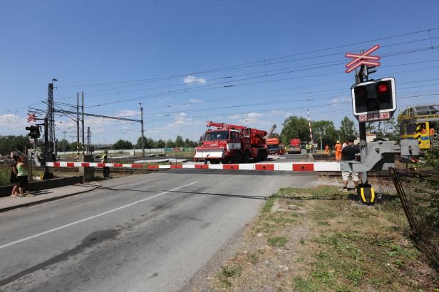 obrázek: Další kamion uvízl na přejezdu ve Studénce - řidič tentokrát závory prorazil